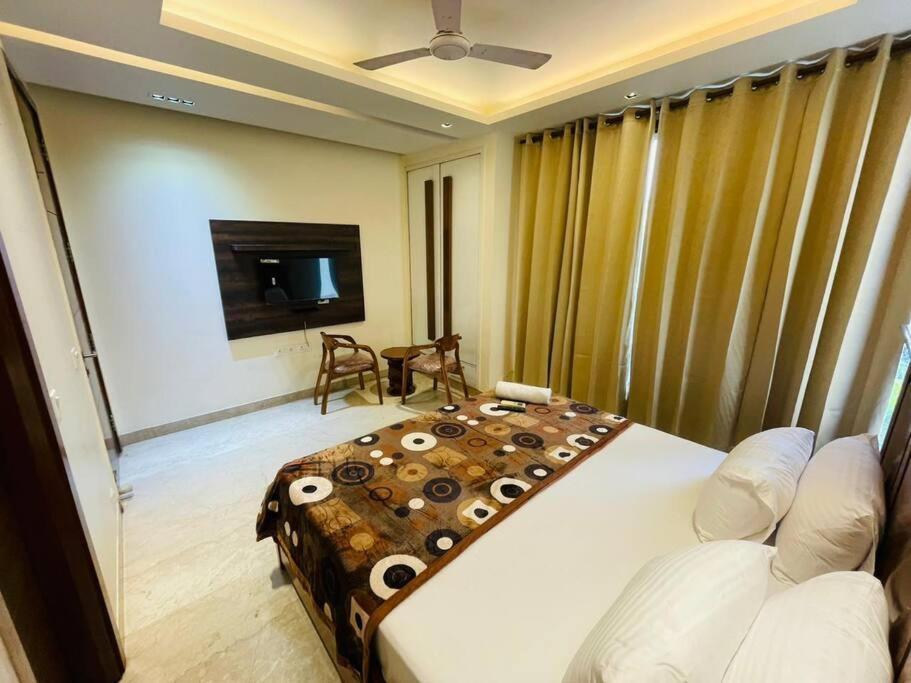 Apartment Divine India Service 4bhk D-163 Saket