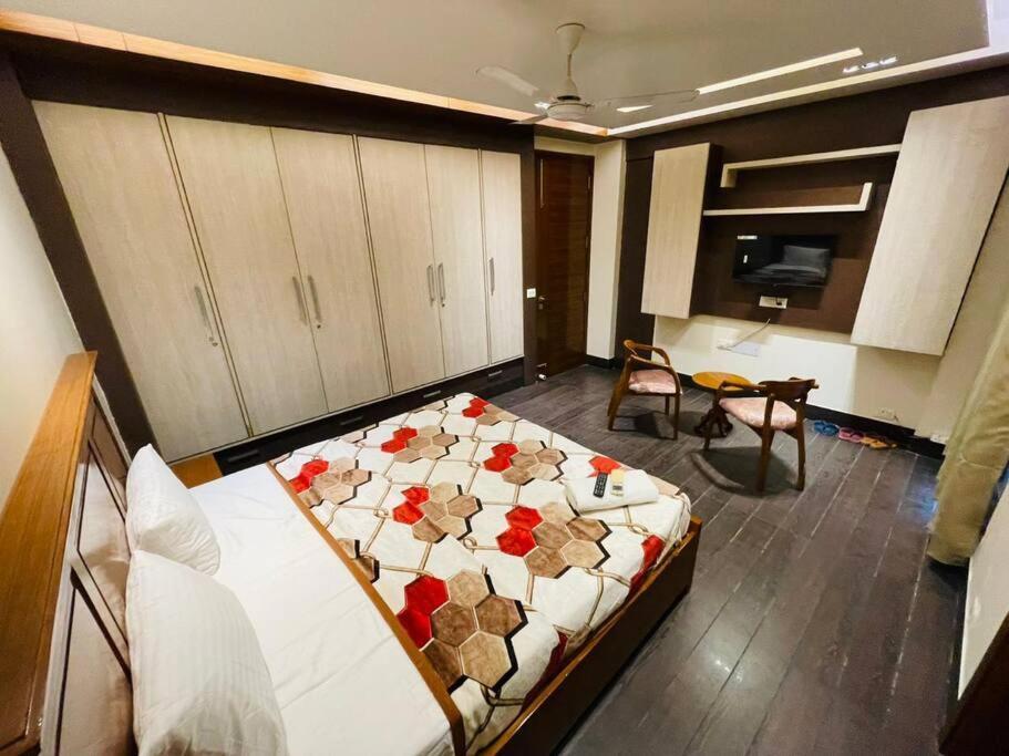 Apartment Divine India Service 4bhk D-163 Saket *