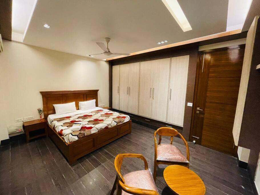 Apartment Divine India Service 4bhk D-163 Saket