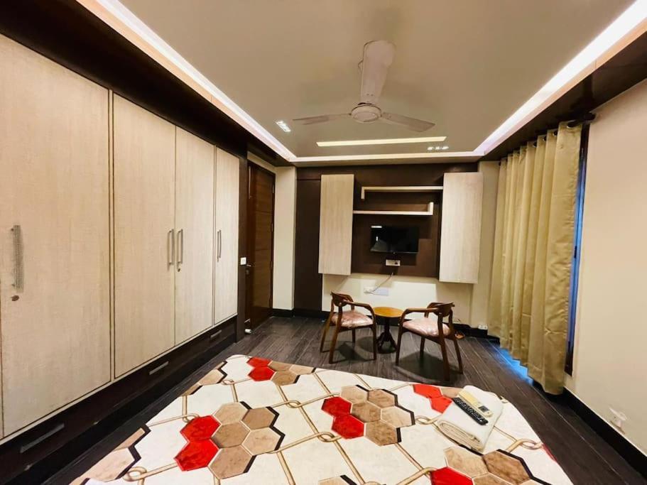 Apartment Divine India Service 4bhk D-163 Saket *