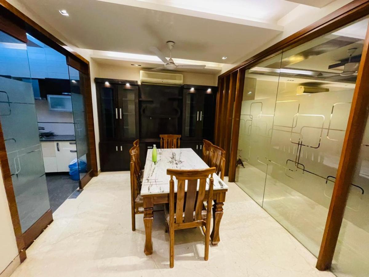 Apartment Divine India Service 4bhk D-163 Saket *